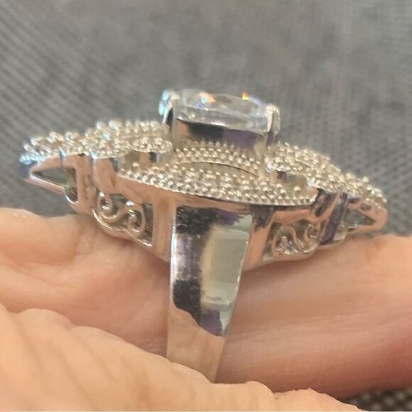 Stunning antique look setting. A cushion cut center stone with baguettes.Size6 - Picture 4 of 4